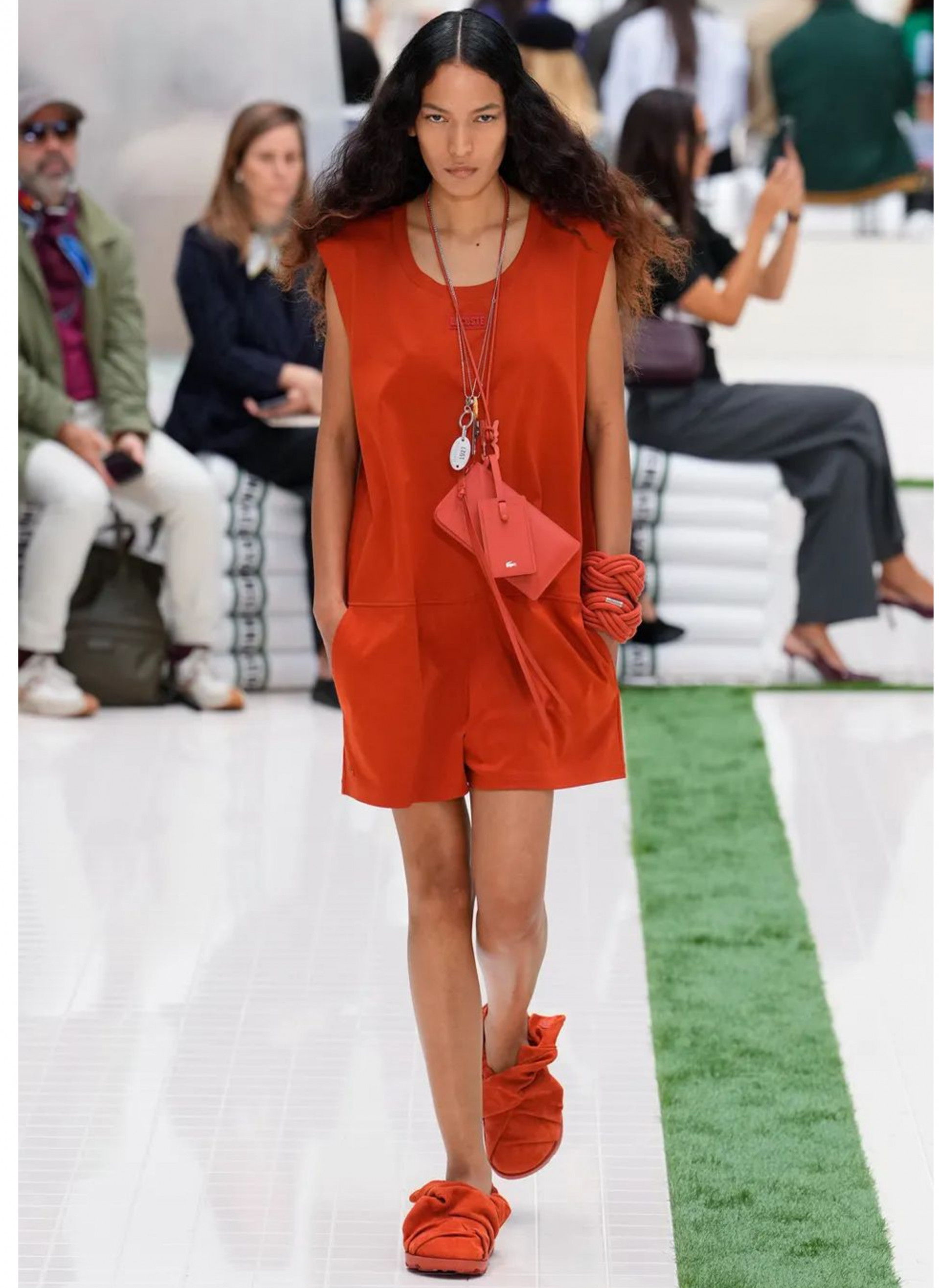 Luana Guimarães desfilando para Lacoste no PFW