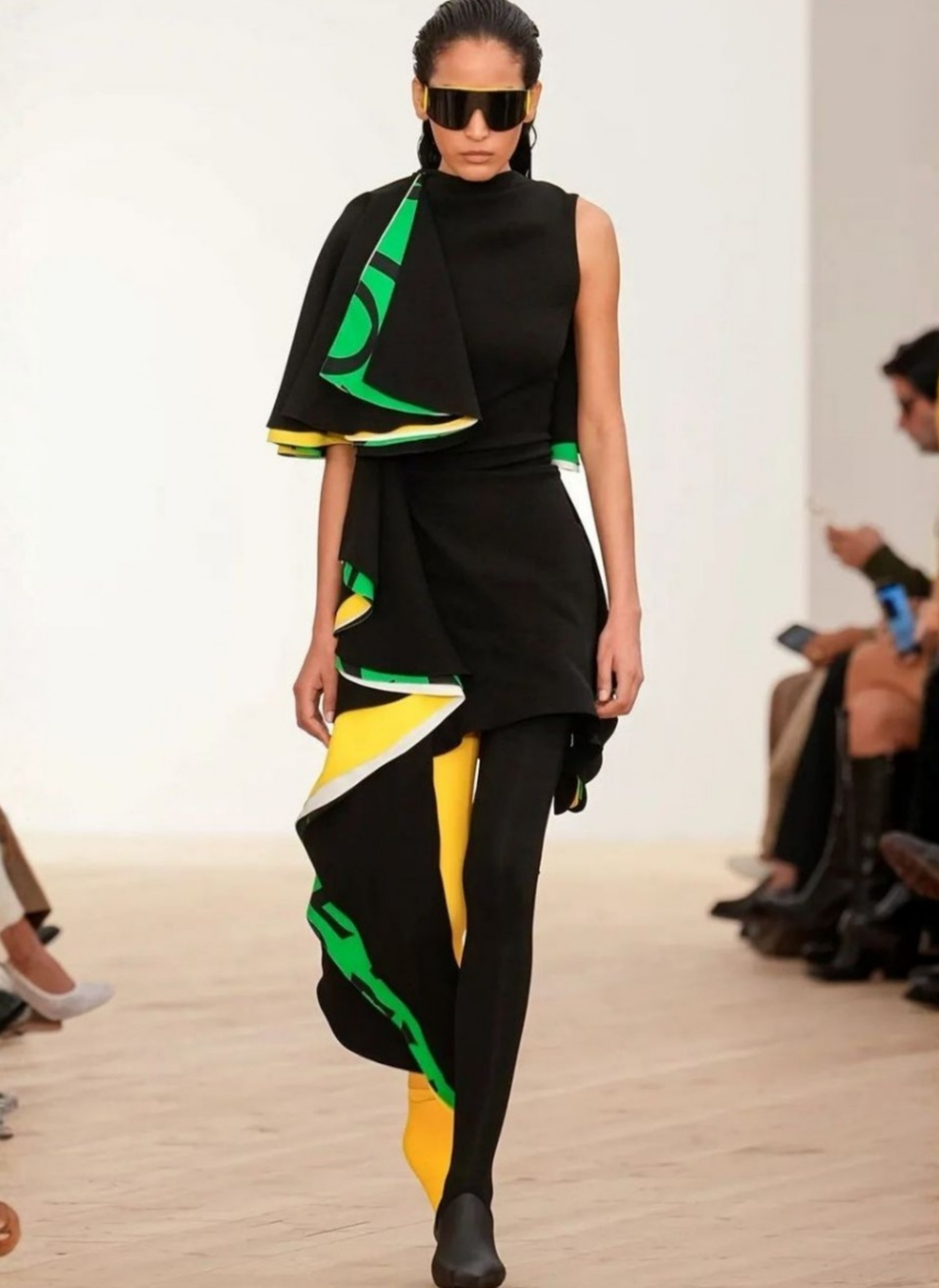 Luana Guimarães desfilando para Loewe